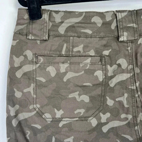 Market & Spruce Women's Camellia Cargo Shorts Olive Green Camo 5" Inseam  Size 8 - Picture 9 of 10